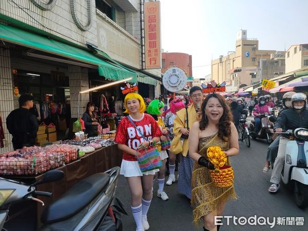 ▲南消五大隊大灣消防分隊，於大灣轄內崑山市場辦理過年期間踩街宣導活動。（圖／記者林東良翻攝，下同）