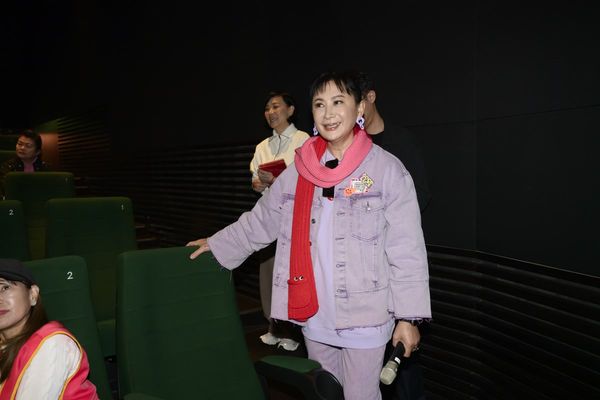 ▲邱瓈寬（寬姐）、寶媽出席《交換禮物》包場特映。（圖／寬魚國際提供）