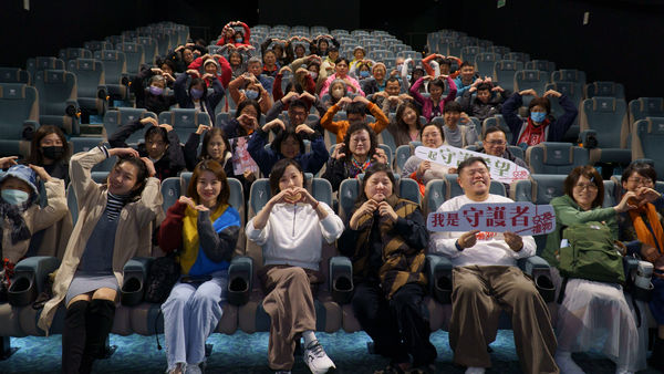 ▲邱瓈寬（寬姐）、寶媽出席《交換禮物》包場特映。（圖／寬魚國際提供）