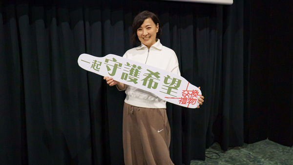 ▲邱瓈寬（寬姐）、寶媽出席《交換禮物》包場特映。（圖／寬魚國際提供）