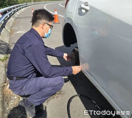 ▲民眾車輛爆胎卡路中，員警熱心助脫困。（圖／記者楊漢聲翻攝）