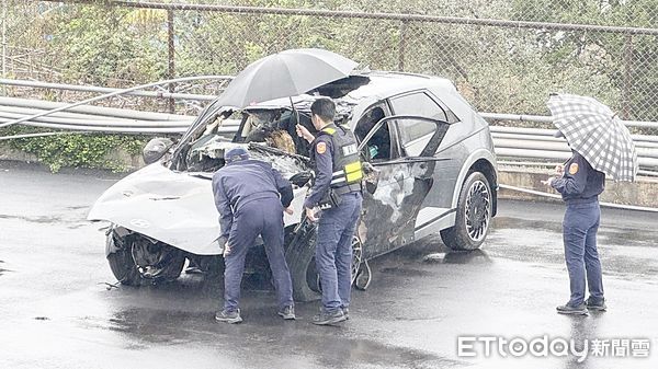 ▲國道一號楊梅休息站昨晚發生電動車自撞事故，造成4死4傷悲劇，國道警察局交通科科長樓自強與分隊人員仔細勘查事故車輛。（圖／記者沈繼昌攝）