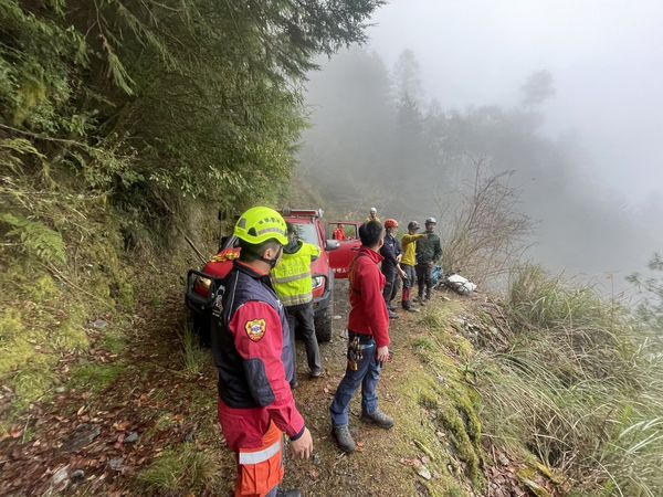 ▲ 吳姓山友於小雪山大崩壁墜崖，消防人員到場時已發現已傷重死亡。（圖／翻攝自苗栗縣政府消防局第五救災救護大隊臉書）