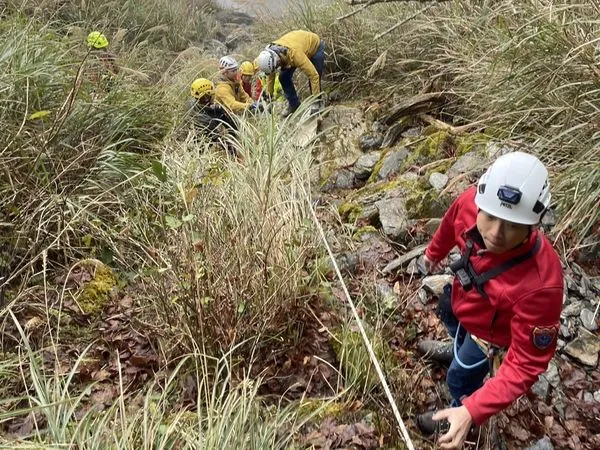 ▲ 吳姓山友於小雪山大崩壁墜崖，消防人員到場時已發現已傷重死亡。（圖／翻攝自苗栗縣政府消防局第五救災救護大隊臉書）