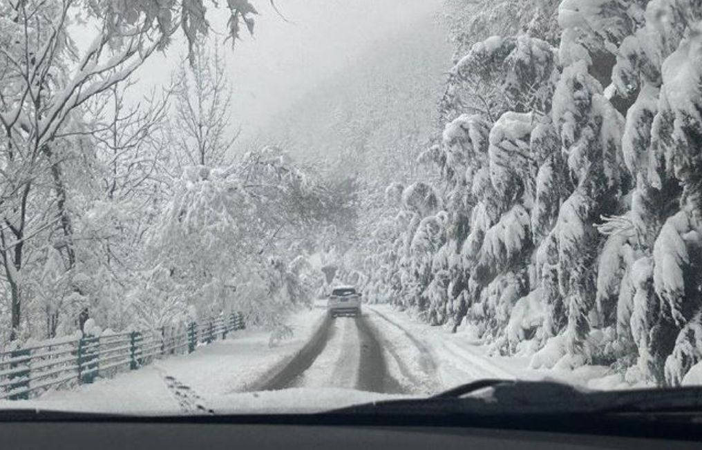 ▲大陸多地受暴雪天氣影響，自駕返家民眾沿途受到各種路況挑戰。（圖／翻攝微博）