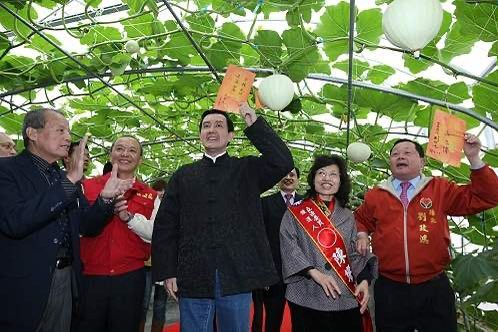 ▼馬英九發放第一幅總統春聯。（圖／總統府提供）