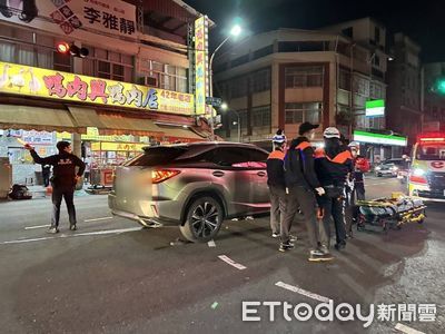 鳳山死亡車禍！婦人闖紅燈遭機車擦撞又被轎車輾　送醫不治