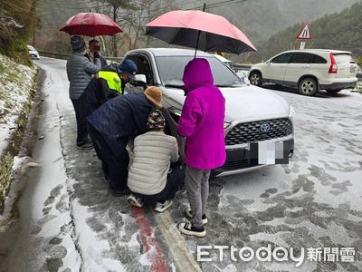 揪甘心！台7甲思源埡口路段今晨飄雪　警協助民眾裝設雪鏈