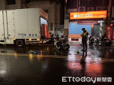 撞擊畫面曝！新竹雙載機車猛撞貨車尾門　夫倒地、妻噴飛遭輾雙亡