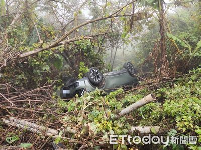 女子開車上山露營「翻落山谷」　四輪朝天畫面曝光