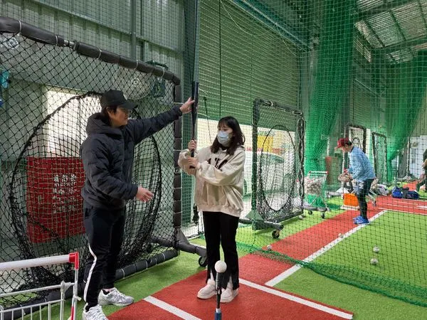 ▲羅國龍指導學員打擊。（圖／羅國龍提供）