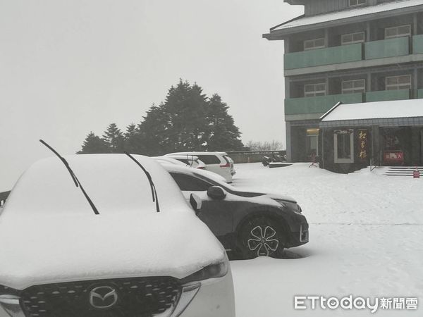 ▲▼         合歡山下雪了    。（圖／民眾提供）