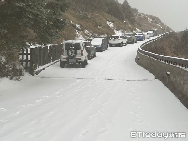 ▲▼         合歡山下雪了    。（圖／民眾提供）