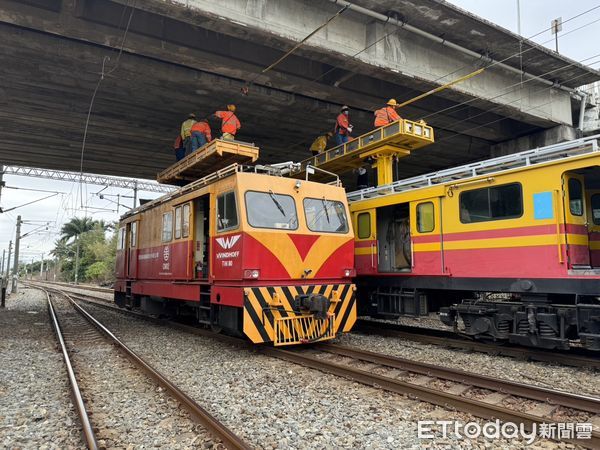 ▲台鐵善化站南邊大成路陸橋上外部電線掉落至台鐵電車線，造成東、西正線電車線受損，致善化至新市間雙線不通。（圖／記者林東良翻攝，下同）