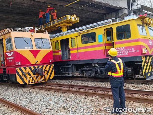 ▲台鐵善化站南邊大成路陸橋上外部電線掉落至台鐵電車線，造成東、西正線電車線受損，致善化至新市間雙線不通。（圖／記者林東良翻攝，下同）