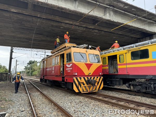 ▲▼台鐵善化電車線受公路有電線掉落影響受損，派員搶修電車線。（圖／台鐵公司提供）