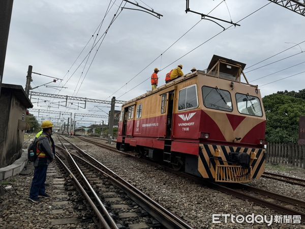 ▲▼台鐵善化電車線受公路有電線掉落影響受損，派員搶修電車線。（圖／台鐵公司提供）