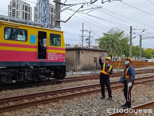 ▲▼台鐵善化電車線受公路有電線掉落影響受損，派員搶修電車線。（圖／台鐵公司提供）