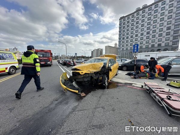 ▲▼     澎湖兩車對撞        。（圖／記者陳洋翻攝）