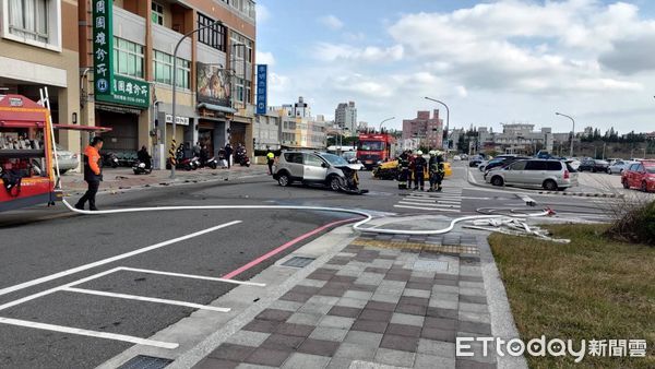 ▲▼     澎湖兩車對撞        。（圖／記者陳洋翻攝）