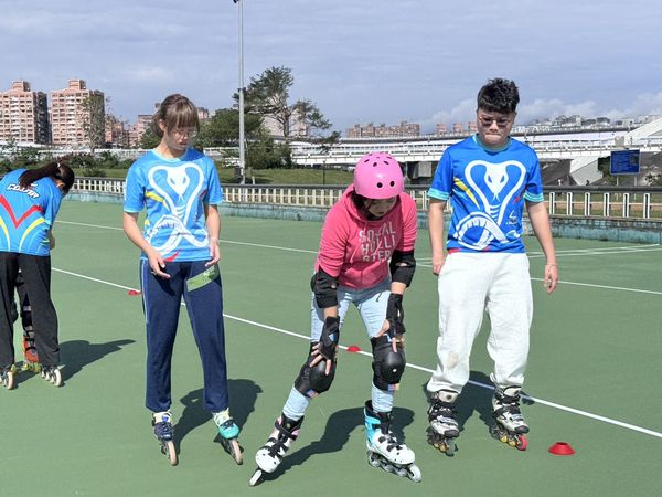 ▲▼民進黨新北市議員陳乃瑜體驗完成改善工程的「陽光運動公園溜冰場」。（圖／陳乃瑜辦公室提供）