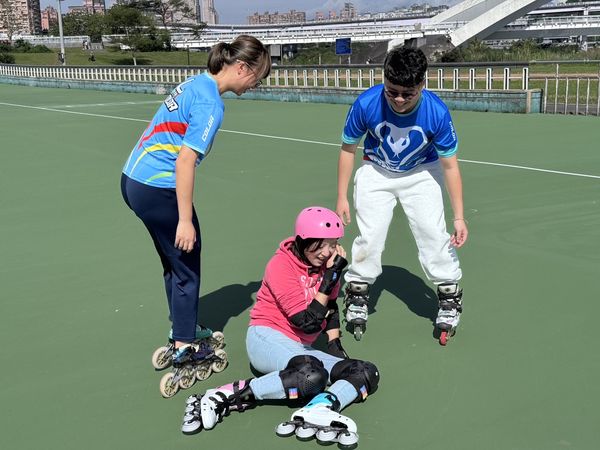 ▲▼民進黨新北市議員陳乃瑜體驗完成改善工程的「陽光運動公園溜冰場」。（圖／陳乃瑜辦公室提供）