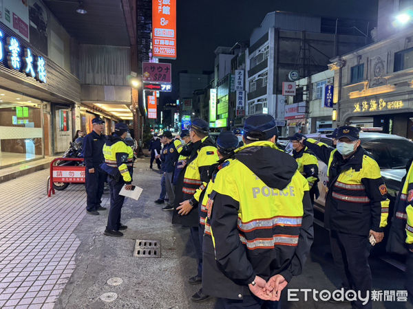 ▲台南市警察局為讓市民朋友能安心歡度新年，1月25、26日實施為期兩天的「威力掃蕩」專案勤務，針對轄內酒店、電子遊藝場及KTV等治安熱點場所進行全面性威力掃蕩臨檢。（圖／記者林東良翻攝，下同）