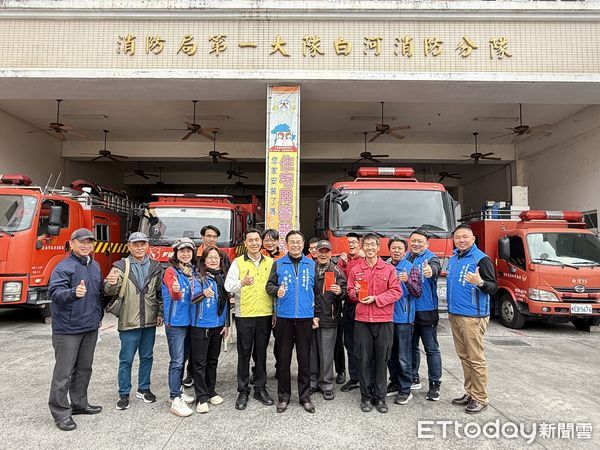 ▲台南市消防之友會第一辦事於春節前夕，在消防局第一大隊邱國禎大隊長陪同下，前往第一大隊所屬各消防分隊進行春節慰問。（圖／記者林東良翻攝，下同）