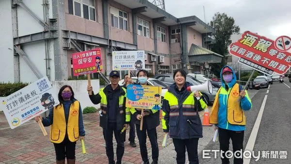 ▲警方在池上年貨大街關警掃街宣講。（圖／記者楊漢聲翻攝）