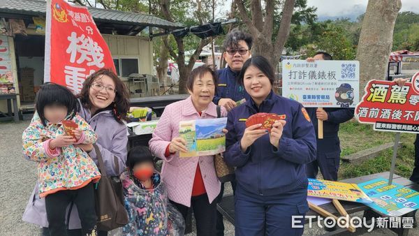 ▲關山警方伯朗大道發送10元金蛇迎春紅包。（圖／記者楊漢聲翻攝）