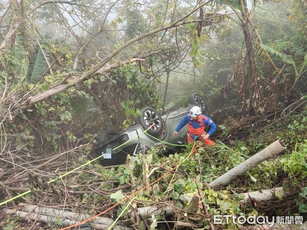 ▲▼女開車上山露營「翻落5公尺山谷」。（圖／記者楊永盛翻攝）