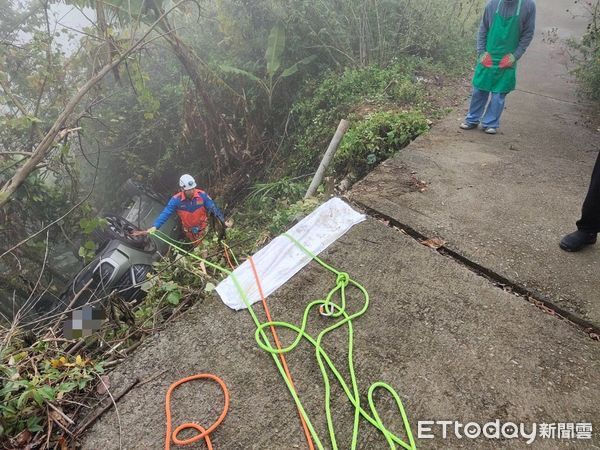 ▲▼女開車上山露營「翻落5公尺山谷」。（圖／記者楊永盛翻攝）