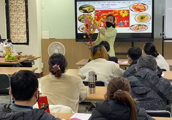 ▲新住民分享過年習俗，越南人過年吃粽子