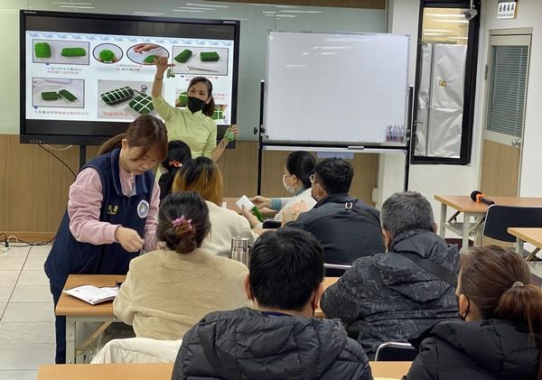 ▲新住民分享過年習俗，越南人過年吃粽子