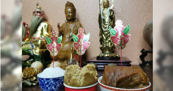神明前及公媽靈前，供年粿、發糕、春飯（飯上插春字剪紙、紙花，紙花又叫春仔花、飯春花，「春」諧音「剩」，有歲月餘糧，年年食不盡的吉祥意）。（圖／楊登嵙提供）