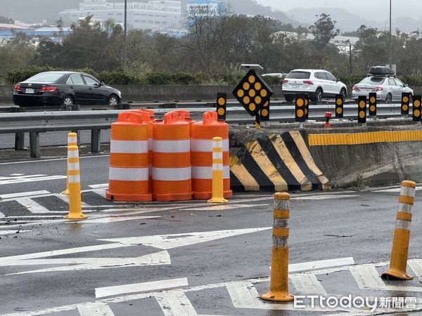 ▲▼楊梅休息站自動車火燒車現況。（圖／記者沈繼昌攝）