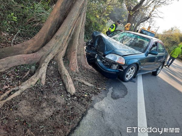 ▲▼      轎車突自撞路樹 駕駛傷重不治       。（圖／記者楊永盛翻攝）