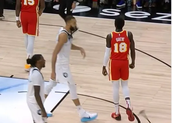 ▲灰狼戈貝爾險被主場天花板掉落的喇叭砸傷。（圖／取自IG）