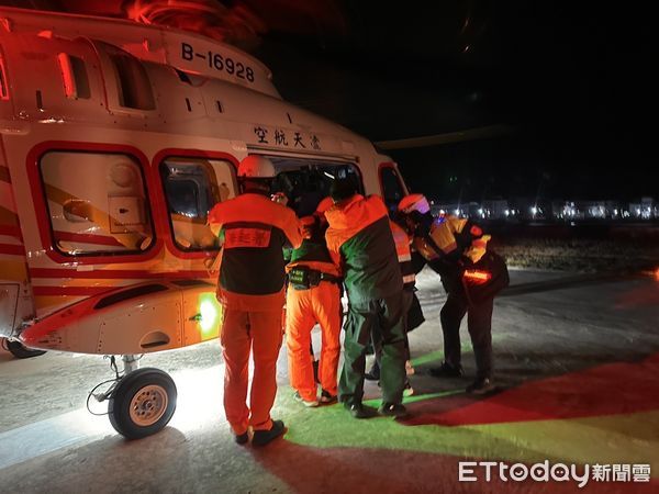 ▲澎湖男小年夜突心絞痛 離島吉貝首度直升機醫療後送。（圖／記者郭世賢翻攝）
