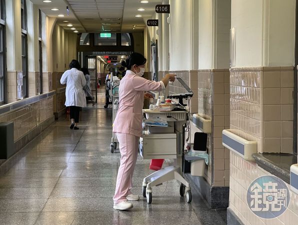 許多醫護人員在除夕之夜也無法和家人團聚。（本刊資料照）