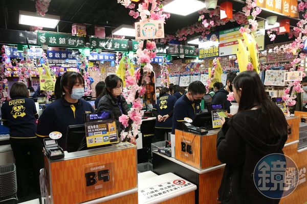 過年期間，服務業人員成為了最辛苦的群體之一。（本刊資料照）