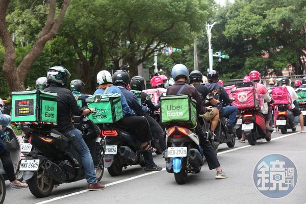 春節期間不少餐廳選擇提前打烊，外送人員就成為了救星。（本刊資料照）