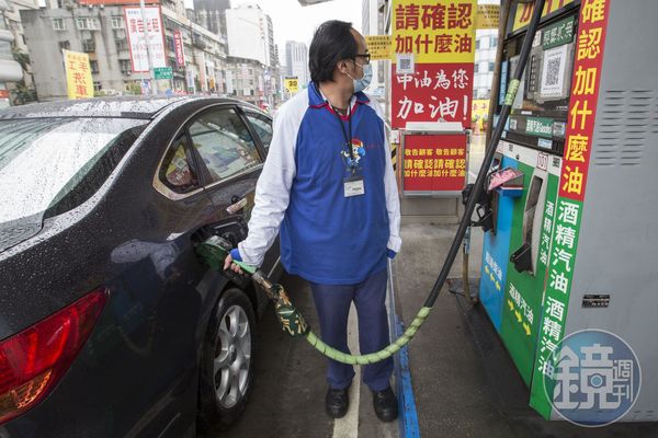 長假前，許多人會湧向加油站加油。（本刊資料照）