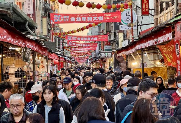 隨著春節來臨，年貨大街也成為了購物熱點。（本刊資料照）