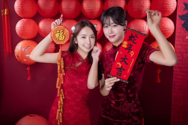 ▲人氣啦啦隊女神禾羽攜手來自南韓的金渡娥，體驗台灣過年文化。（圖／涵氧整合行銷提供）
