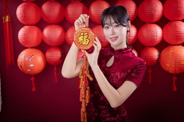 ▲人氣啦啦隊女神禾羽攜手來自南韓的金渡娥，體驗台灣過年文化。（圖／涵氧整合行銷提供）