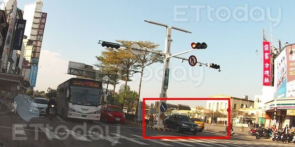 ▲▼   嘉義火車站轎車逆向險釀車禍   。（圖／讀者提供）