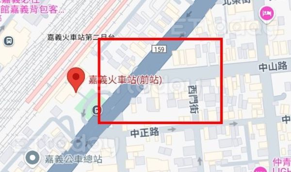 ▲▼   嘉義火車站轎車逆向險釀車禍   。（圖／讀者提供）