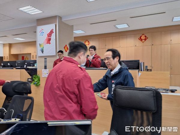 ▲高雄市副市長林欽榮前往消防單位慰問春節辛勞             。（圖／記者吳奕靖翻攝）