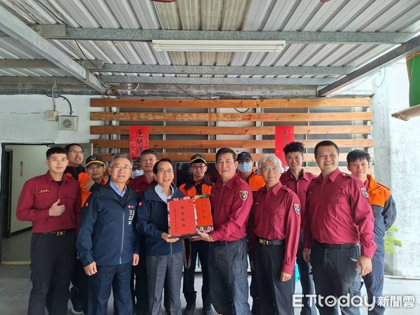 ▲高雄市副市長林欽榮前往消防單位慰問春節辛勞             。（圖／記者吳奕靖翻攝）